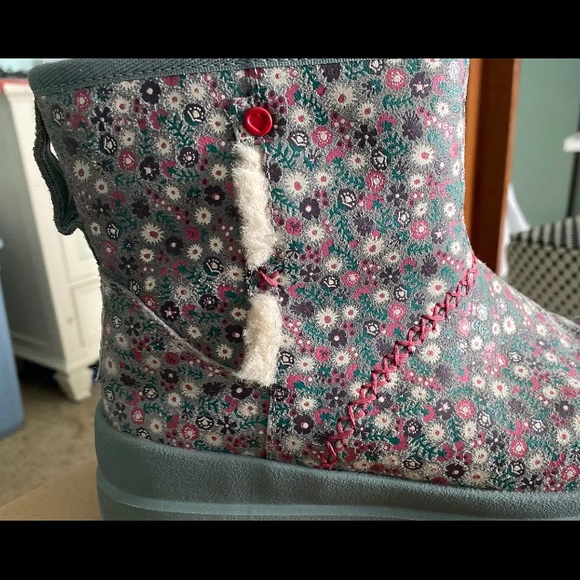 I Love Ugg  boots size 7 New In Box Kisses Mini With Circle Flowers And Side Zip - Picture 4 of 5